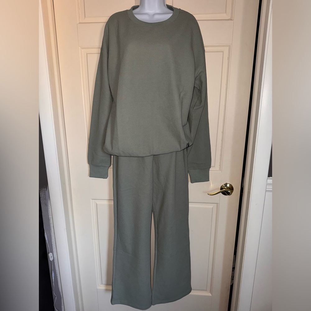 Brand new never worn women’s Comfrt waffle set size medium